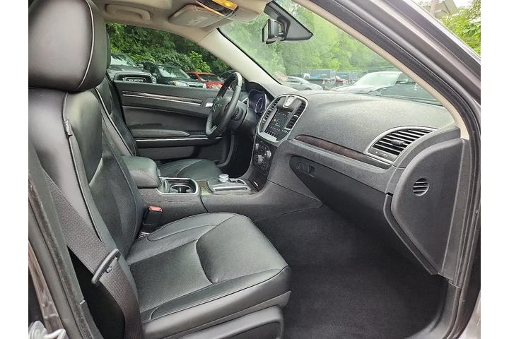 $17695 : Chrysler 300 2019 Limited 4d image 9