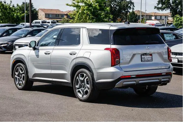 $31998 : Hyundai PALISADE 2023 SEL 4d image 2