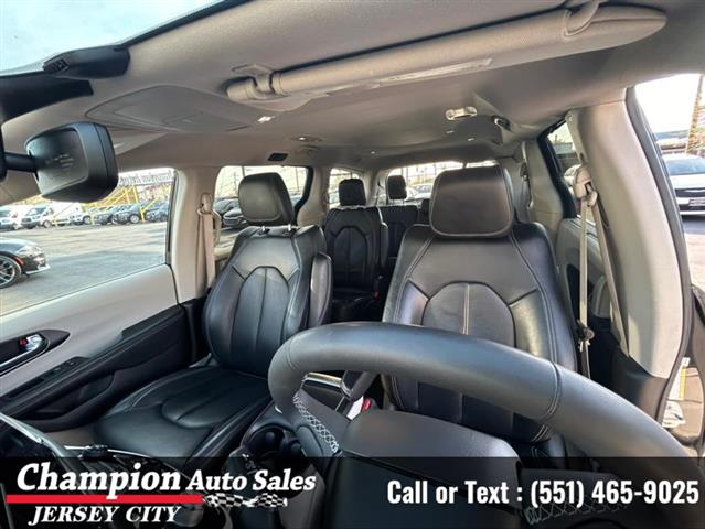 Used 2022 Pacifica Touring L image 6
