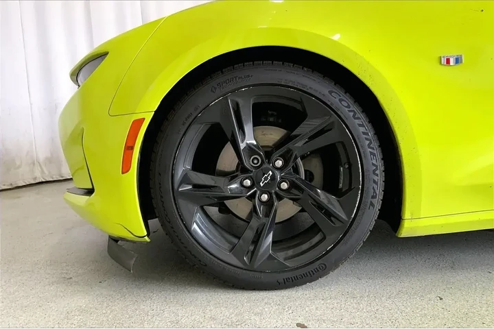 $22471 : Chevrolet Camaro 2021 LT 2dr image 5