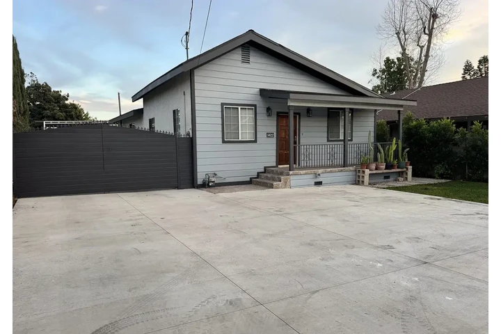 $1050 : remodeled Charming home image 1