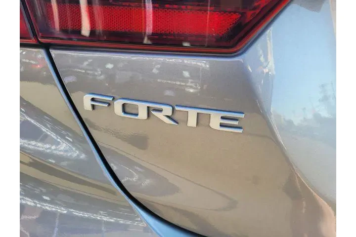 $18318 : Kia Forte 2023 GT-Line 4dr S image 7