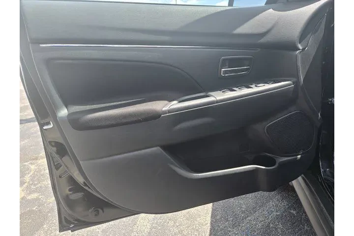 $23500 : Mitsubishi Outlander Sport 2 image 5