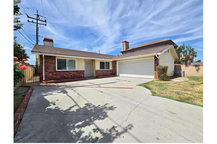$3200 : Homes with Self-Guided Tours image 6