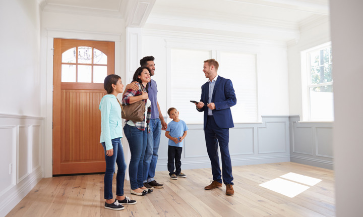 Familia latina viendo una casa nueva