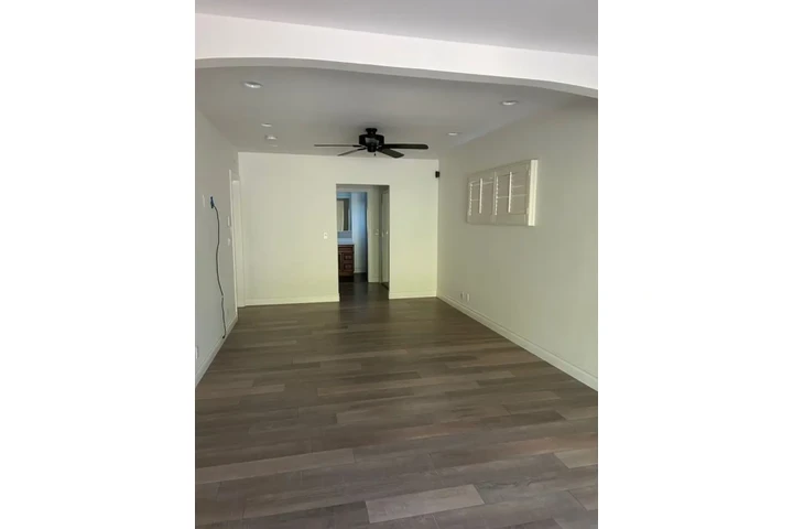 $2560 : House in Korean town image 4