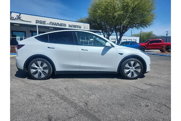 $29997 : Tesla Model Y 2021 AWD Long image 2