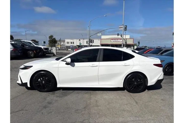$29898 : Toyota Camry 2025 SE 4dr Sed image 3