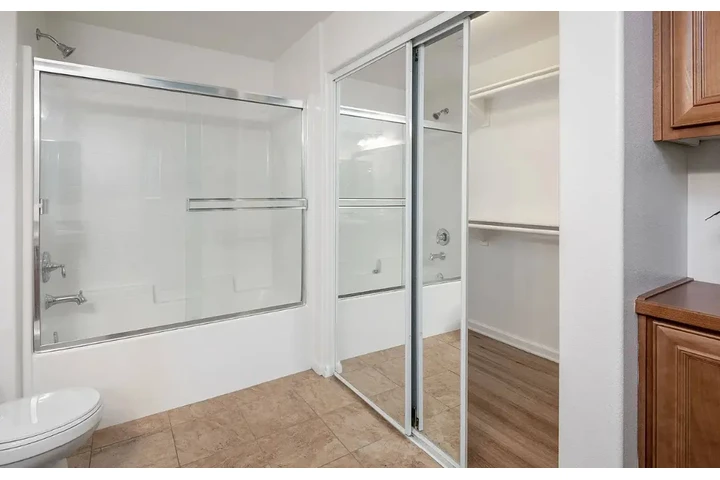 $1975 : Beautiful 2 Bedroom Apt in LA image 2