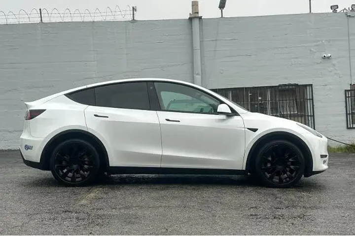 $28900 : Tesla Model Y 2021 AWD Long image 3