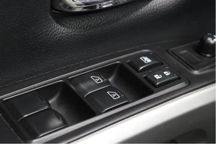 $27951 : Nissan Titan XD 2018 4x4 SL image 4