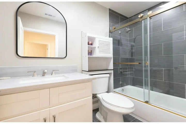 $2400 : 3 Bed 2 Bath House in Gardena image 10