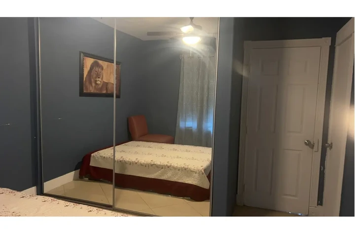 $1000 : Se renta recámara en casa image 1