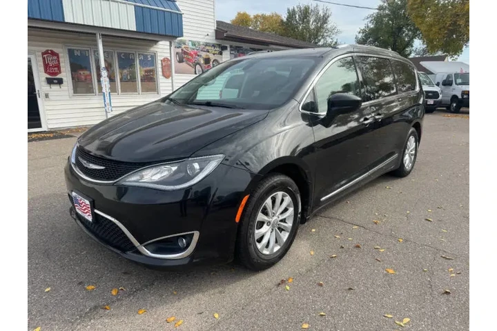 $9990 : 2019 Pacifica Touring L image 3