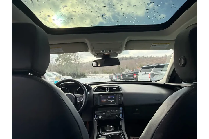 $12900 : Jaguar XE 2017 AWD 35t Premi image 9