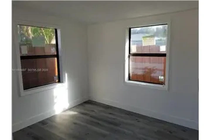 $1250 : Rental property with 1 bedro image 4