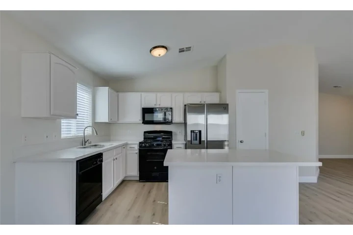 $1450 : 3Bedroom in Spring Valley image 4