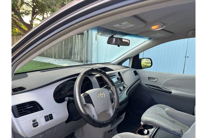 $5300 : 🚙2011 Toyota Siena 🚙CASH 🔥 image 7