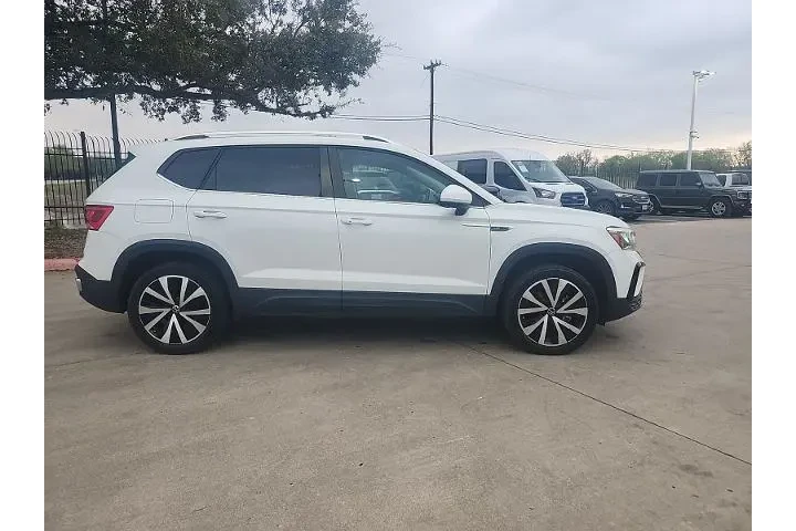 $21695 : Volkswagen Taos 2024 SE 4dr image 2