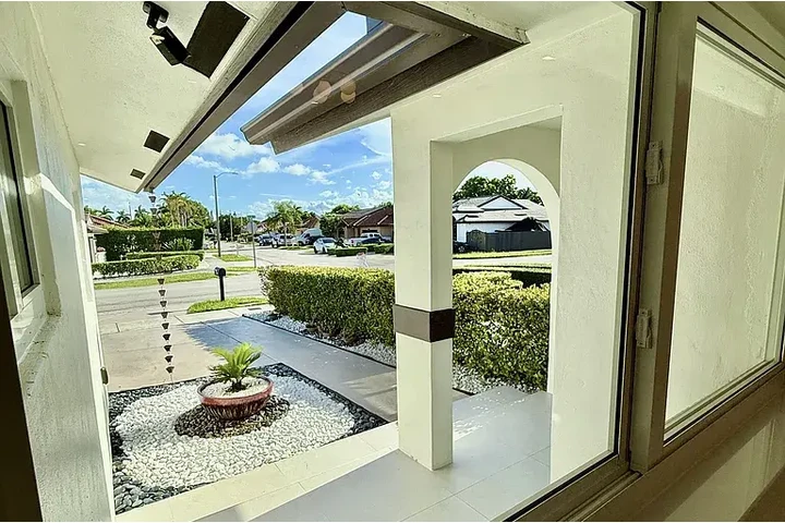 $2360 : HOUSE AVAILABLE NOW IN MIAMI image 5