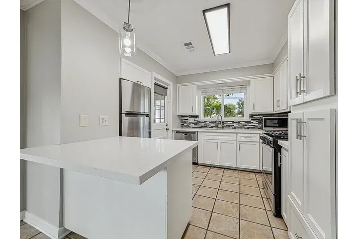 $2150 : 3 beds 1 baths available image 4