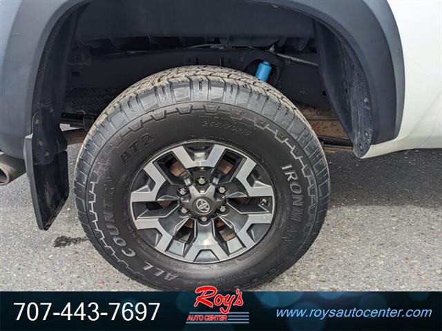 $32995 : 2018 Tacoma SR5 V6 4WD Truck image 9