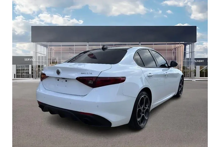 $25695 : Alfa Romeo Giulia 2023 AWD T image 4