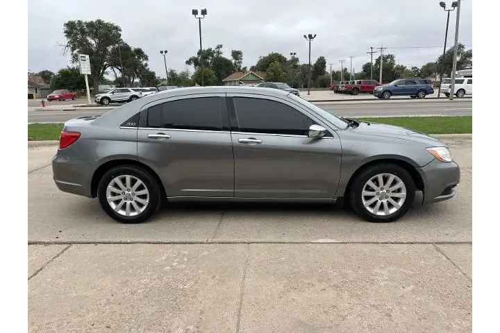 $8300 : Chrysler 200 2013 Limited 4d image 5