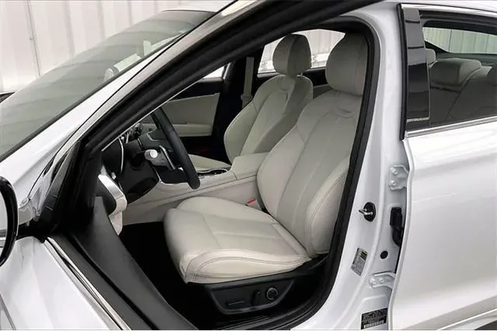 $35990 : Genesis G70 2025 2.5T Standa image 8