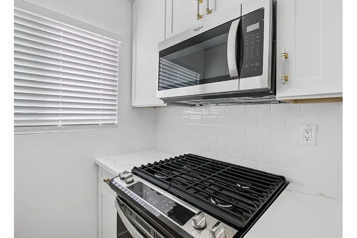 $1400 : 1-Bed  1-Bath in Koreatown now image 7
