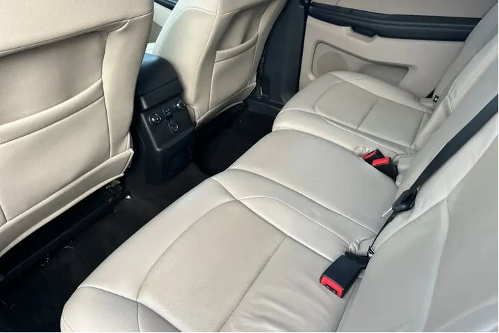 $12932 : Ford Explorer 2018 AWD XLT 4 image 4