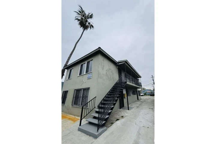 $1900 : 2 Bed Apartment in Los Angeles image 1