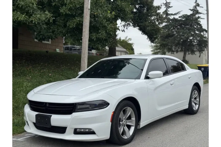 $8999 : 2017 Charger SXT image 2