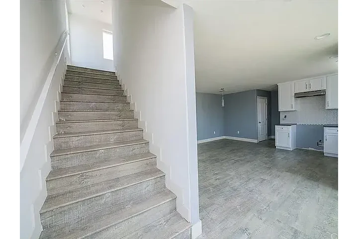$3095 : Beautiful Home 3B/2B image 3