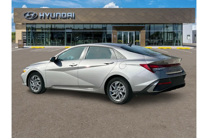 $21277 : Hyundai ELANTRA 2024 SEL 4dr image 4