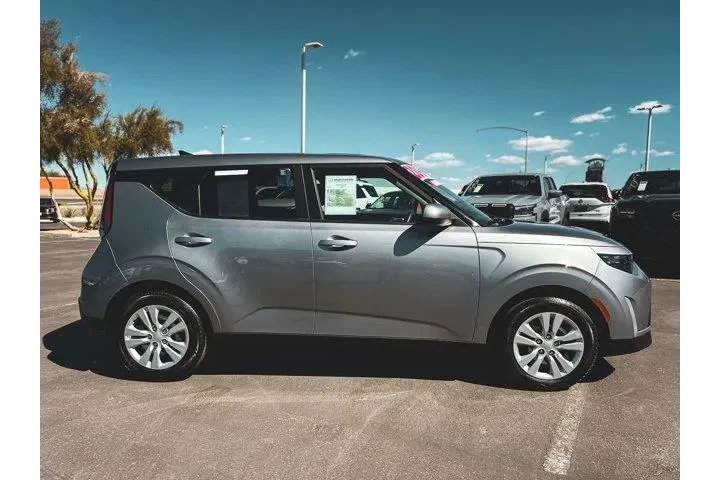 $20997 : Kia Soul 2025 LX 4dr Crossov image 8