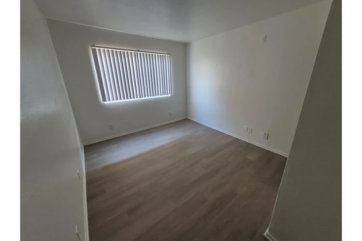 $2200 : South Towers Bonnie Brae image 3