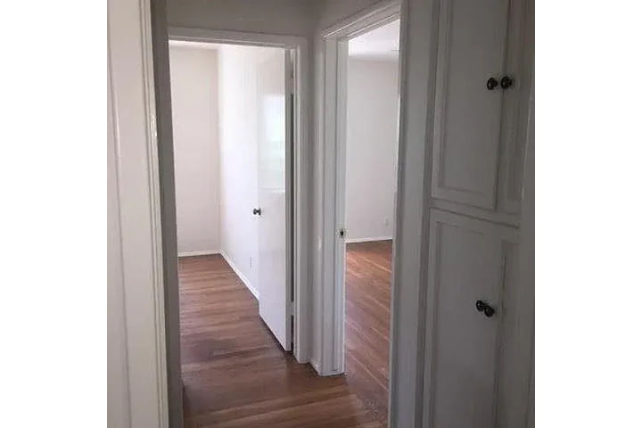 $800 : This home offers 2 bedrooms, 1 image 4