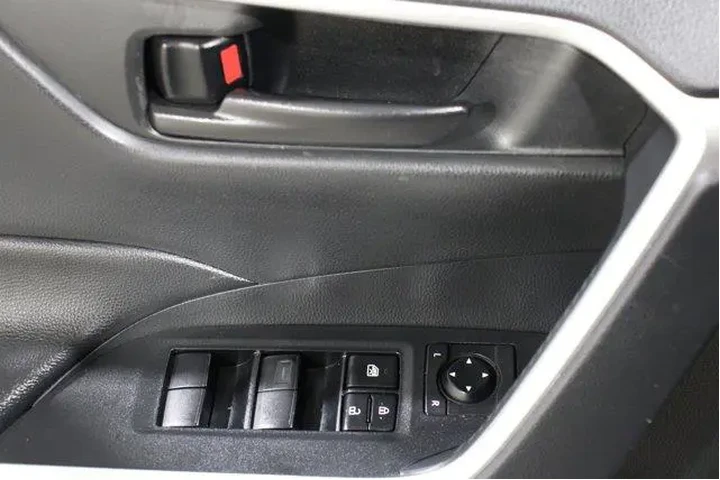 $29998 : Toyota RAV4 2023 AWD LE 4dr image 7