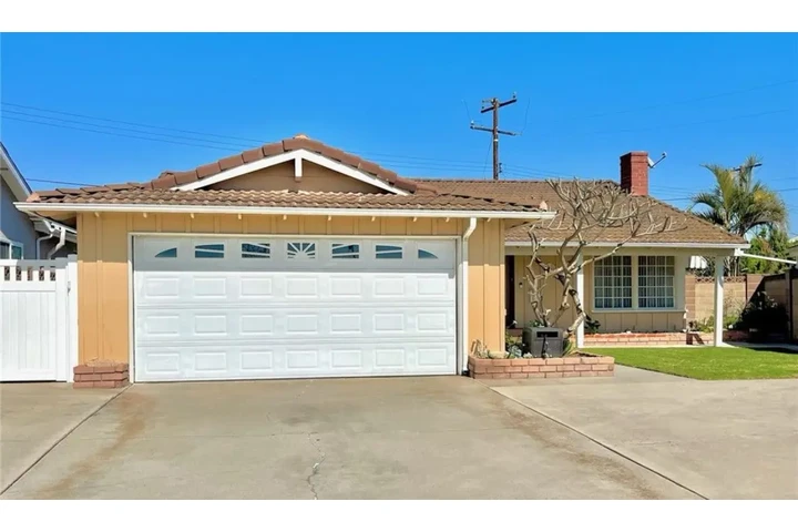 $2435 : 3BED/2BA Home in W 48th St, LA image 1