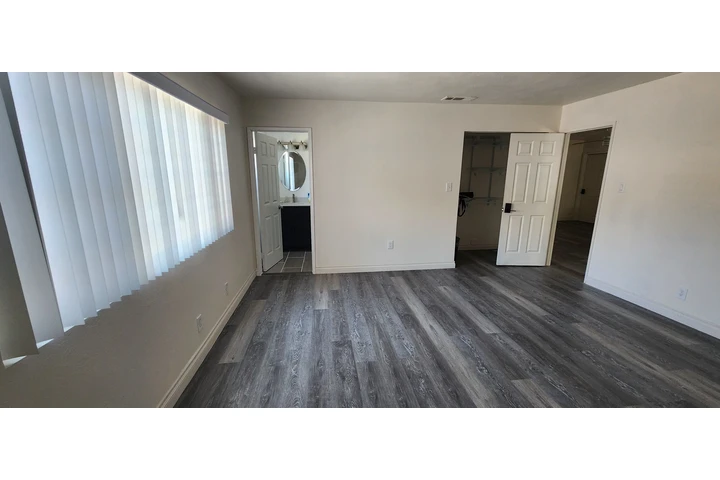 $1300 : Recamara en Bell Gardens image 3