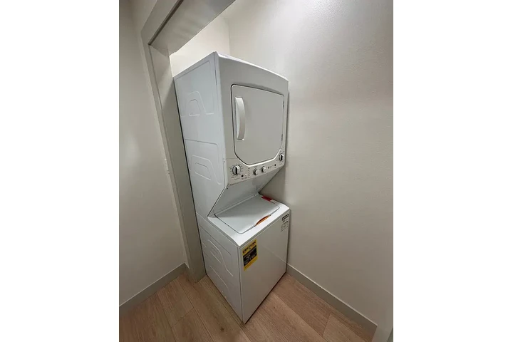 $1100 : Koreatown Luxury Rent image 9