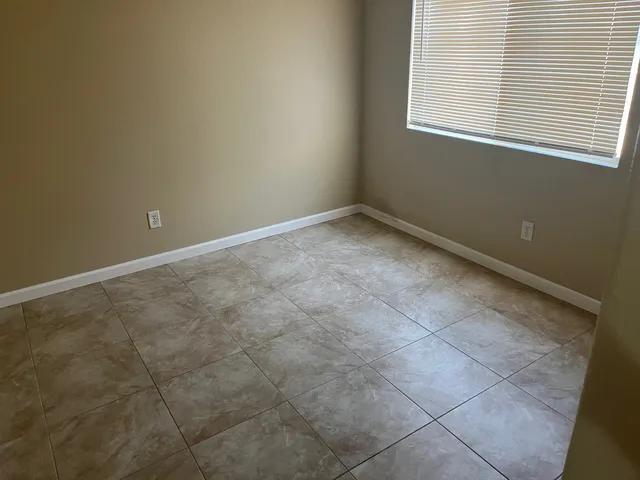 $1200 : North Las Vegas image 2