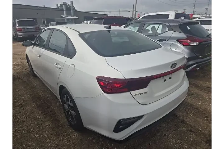 $13024 : Kia Forte 2021 FE 4dr Sedan image 2