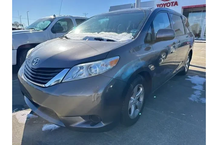 $10988 : Toyota Sienna 2011 LE 8-Pass image 1