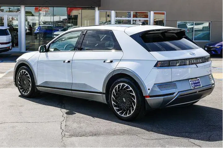 $28998 : Hyundai IONIQ 5 2023 AWD Lim image 4