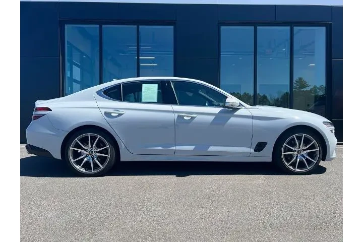 $27995 : Genesis G70 2022 AWD 2.0T 4d image 2