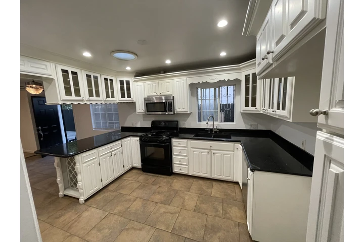 $3300 : Casa de 3 recámaras/ 2 baños image 3