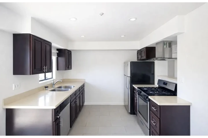 $1545 : 1 Bedroom Apt in South Gate image 3