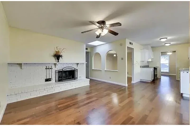 $900 : Beautiful hardwood floors home image 3